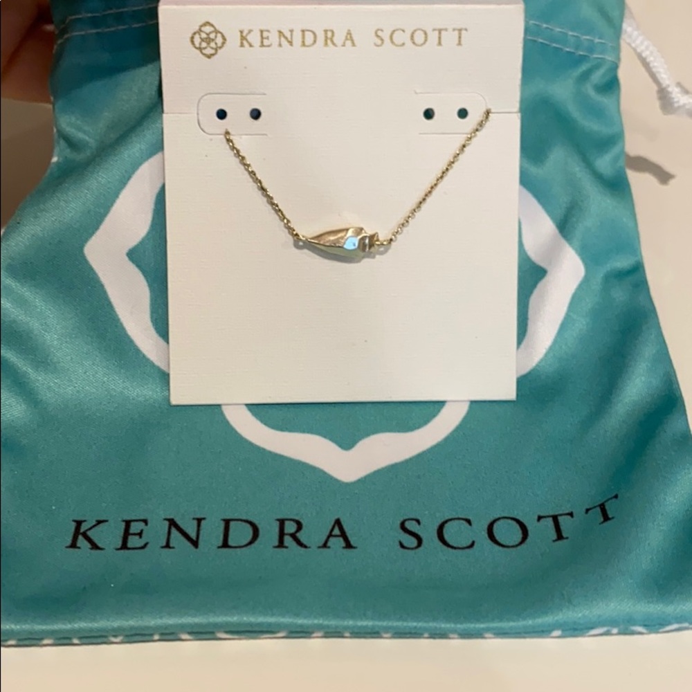 Kendra scott pendant arrow necklace